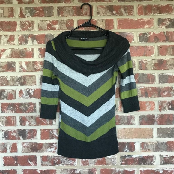 Scoop neckline sweater - Picture 1 of 3